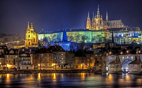 CONOSCERE E VISITARE PRAGA CONOSCERE E VISITARE PRAGA
