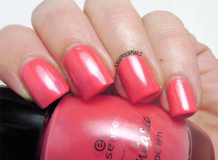 Smalto rosa corallo Essence Queen of my Cloud Castle (Fantasia TE) coral pink nail polish #essence #essencecosmetics #nails #unghie #lightyournails Smalto rosa corallo Essence Queen of my Cloud Castle (Fantasia TE) coral pink nail polish #essence #essencecosmetics #nails #unghie #lightyournails