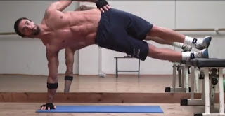 Plancha lateral para fortalecer los oblicuos Ejercicio de plancha lateral para fortalecer los músculos abdominales