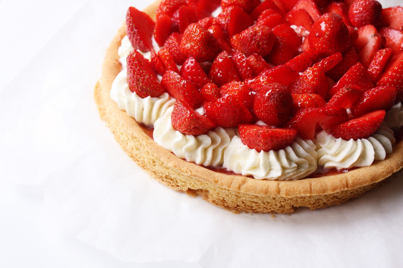 Frenchymilie: Tarte aux fraises : palet breton et mascarpone vanillé.