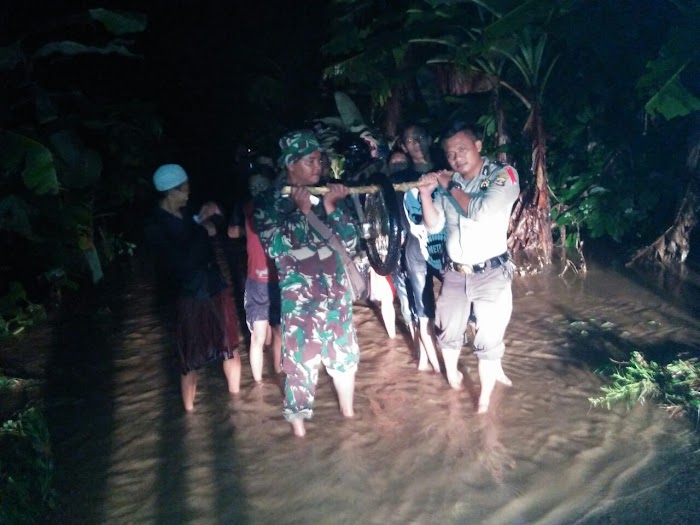 Terkena Luapan Sungai, Polri dan TNI Bantu Warga Evakuasi Kendaraan
