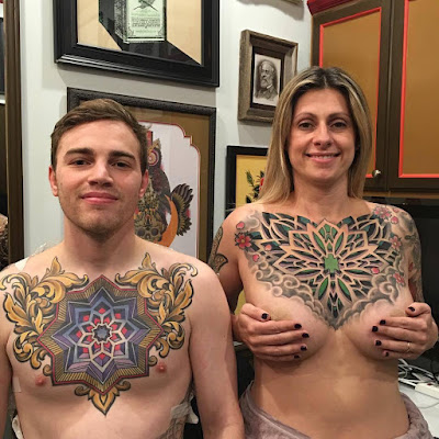 tatuajes psicodelicos en el pecho de esta pareja