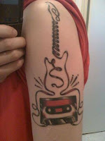 tatuaje de cassette y guitarra y cables