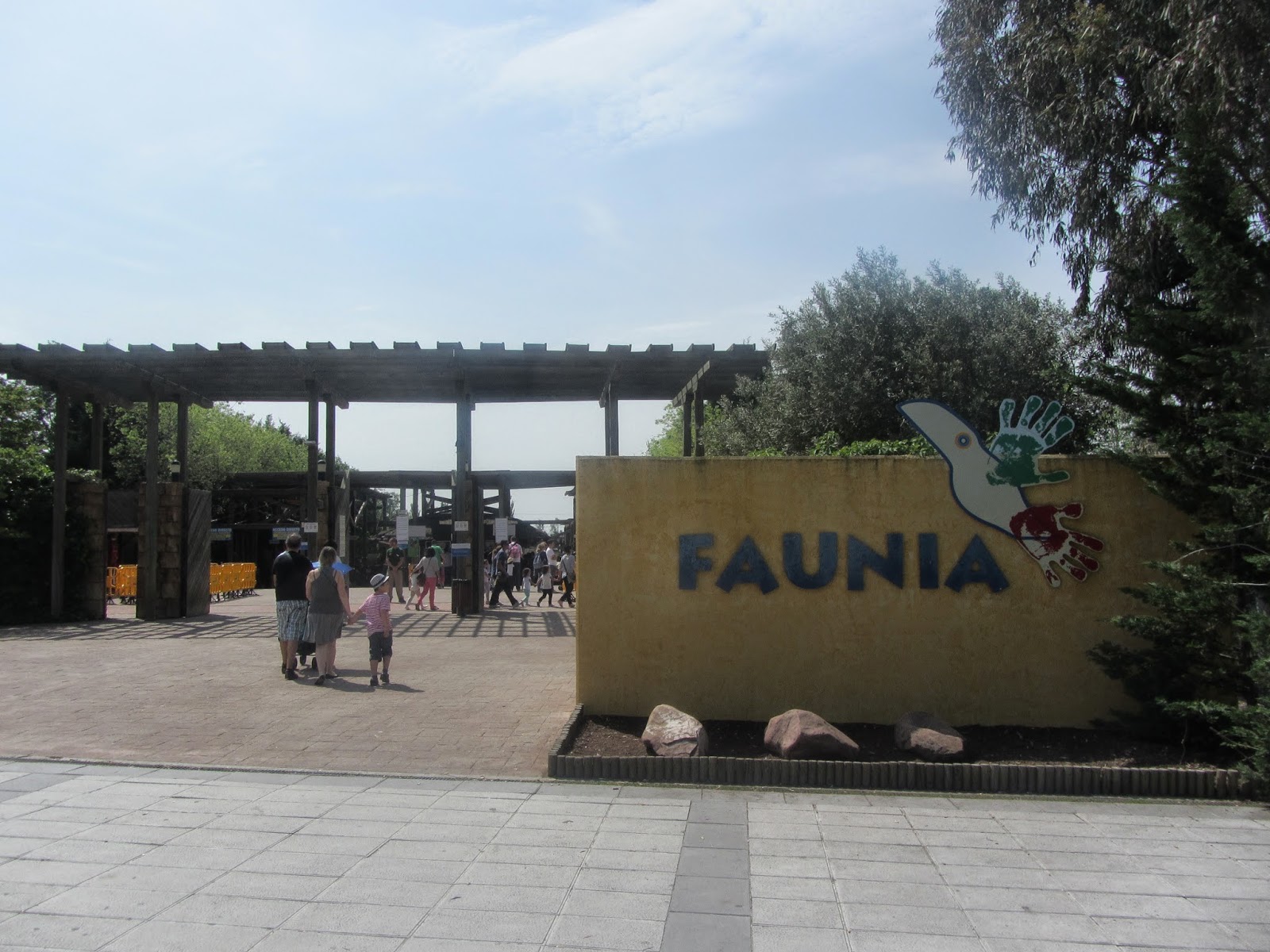 Faunia, El Parque Temático de la Naturaleza, dispone de cuatro ecosistemas y varias áreas temáticas adaptadas para cada especie.