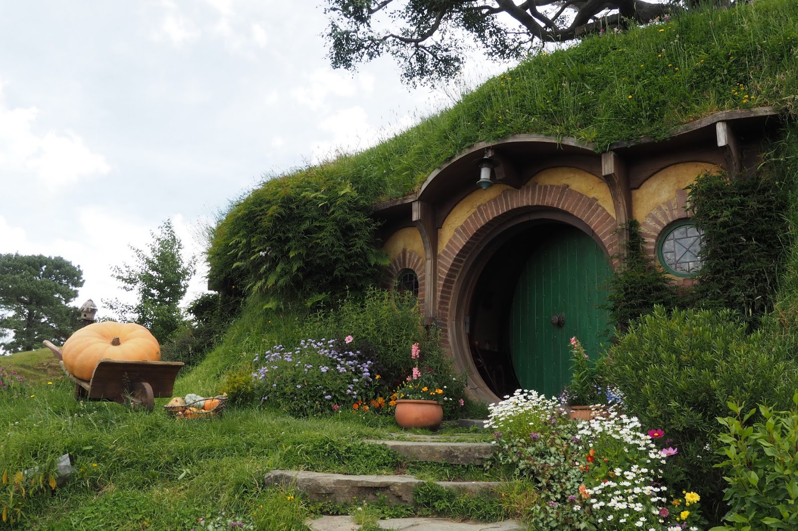 хоббит дом иноземцево. хоббит тон иноземцево. хоббитон иноземцево официальный сайт.