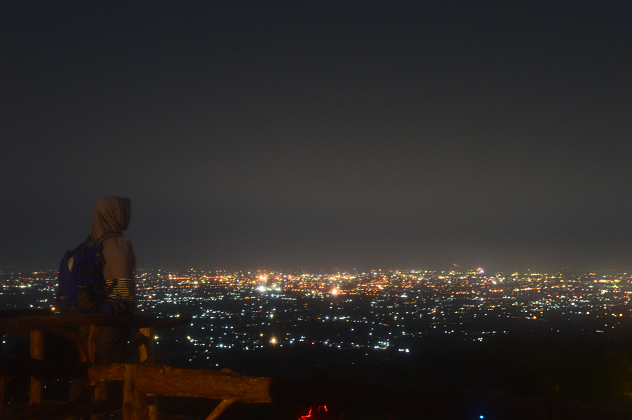 Rizka Wahyuni menatap keindahan Kota Yogyakarta di malam hari dari Bukit Lintang Sewu | Foto Klick Berita, Asmara Dewo