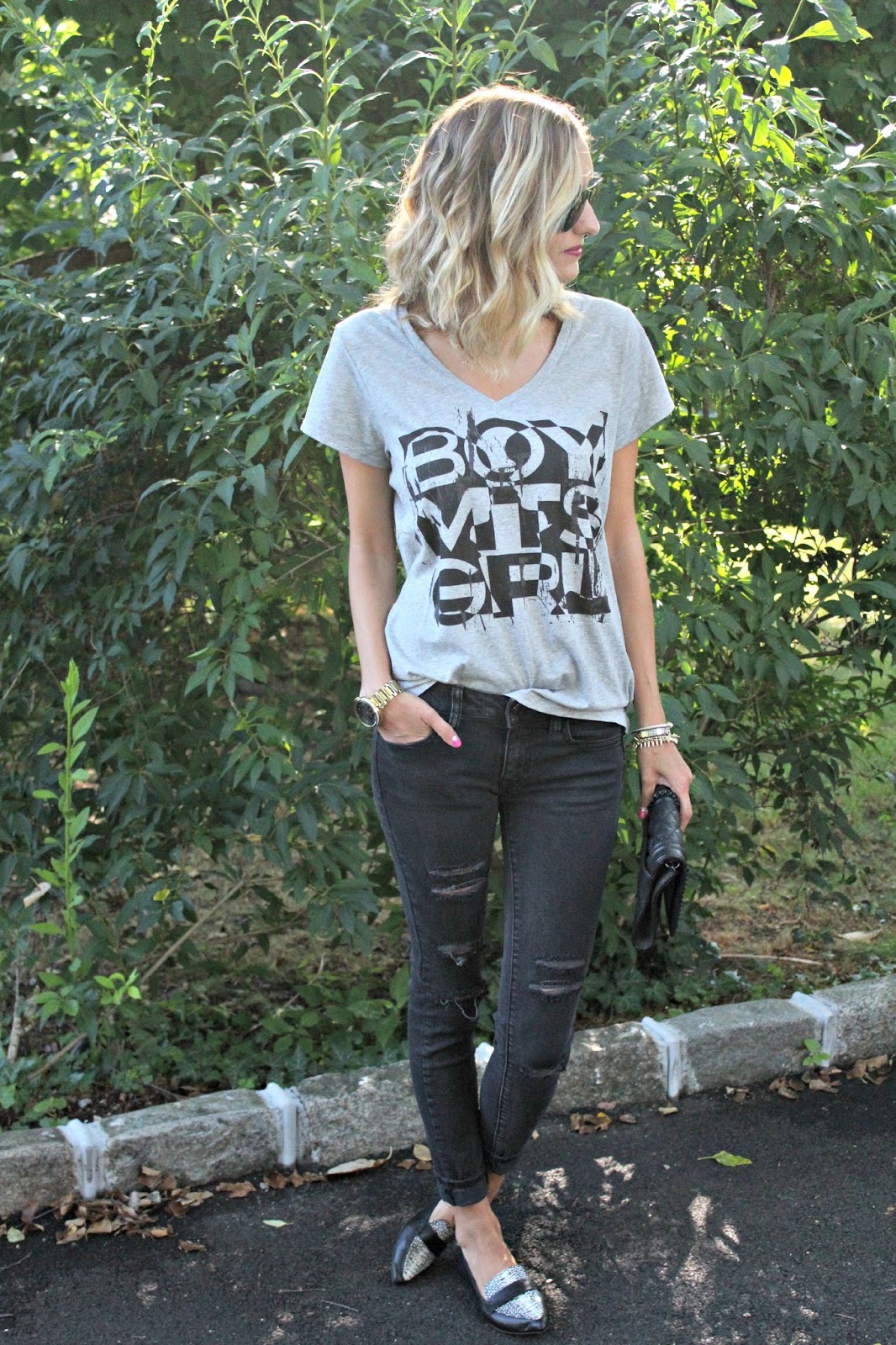 casual jeans and tee outfit