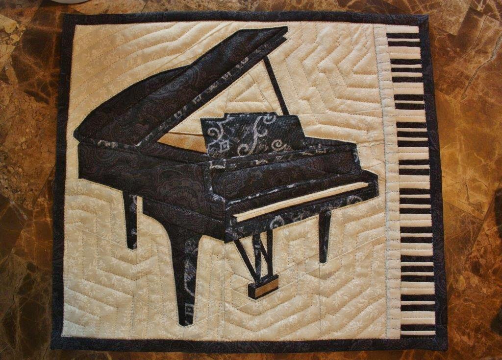 Sarah Lynn's Mitered Corner Grand Piano Mug Rug