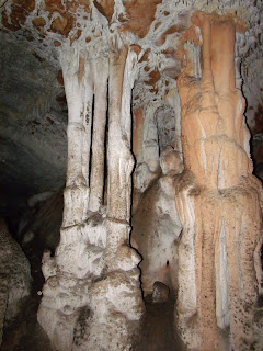 En toda la cueva hay numerosas columnas como en la sala Alicante