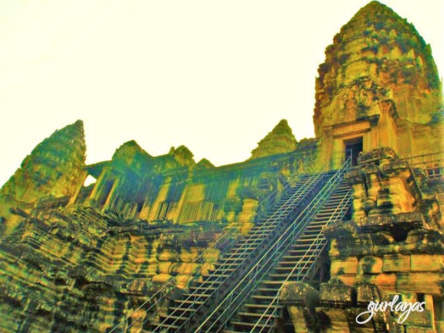 prayer temple Angkor Wat by gurlayas.blogspot.com