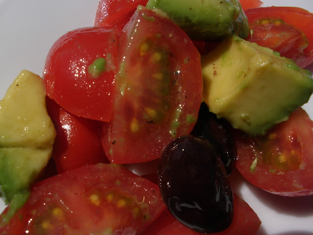 ENSALADA DE TOMATE, AGUACATE Y ACEITUNAS