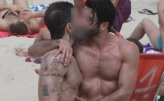  Ποιος γνωστός μας φιλιόταν το Σαββατοκύριακο με τον φίλο του στην παραλία; [φωτο]