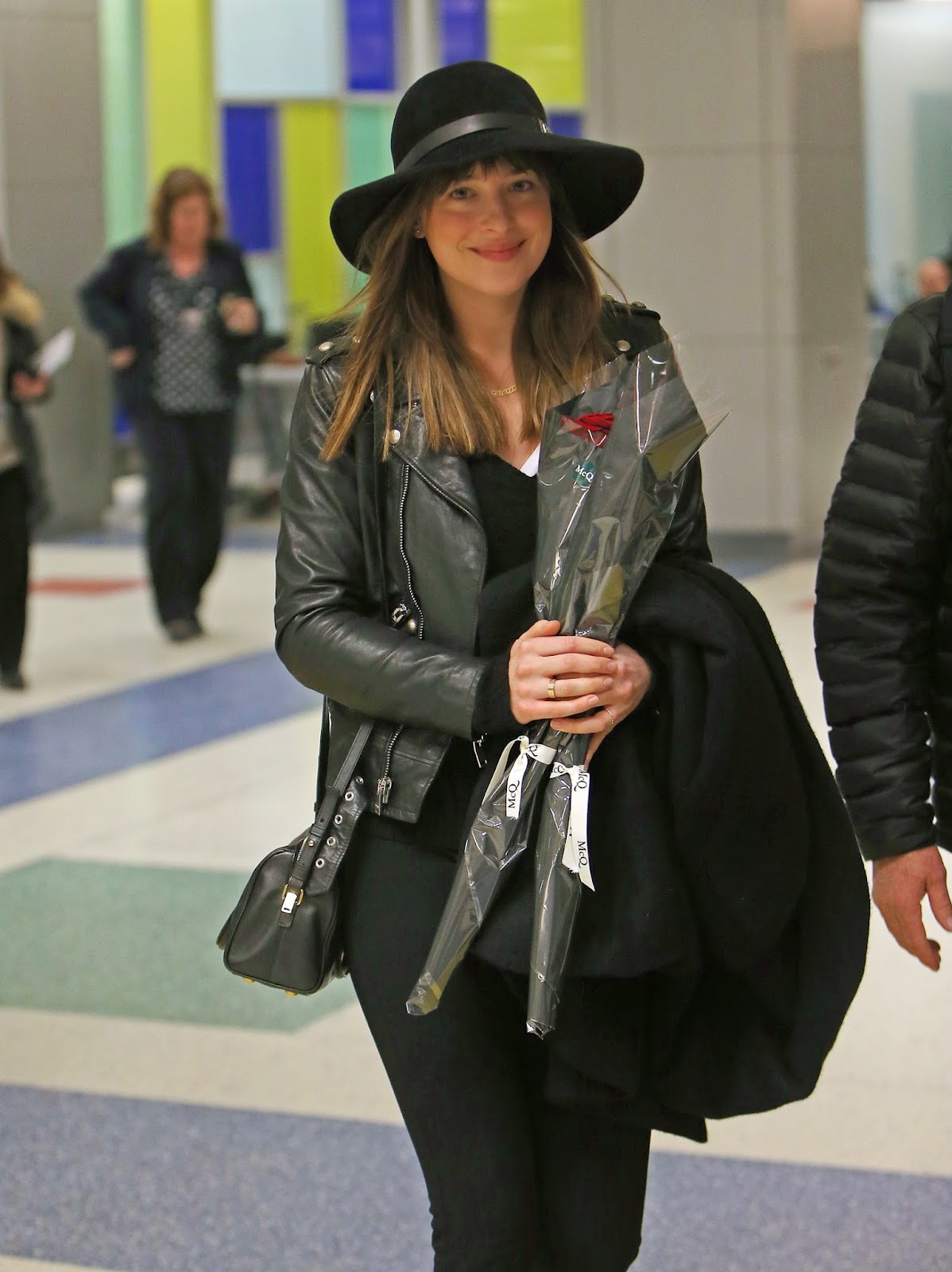 Fifty Shades Updates: HQ PHOTOS: Dakota Johnson arriving in NYC (Feb ...