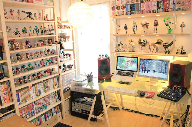 Pokój fana mangi i anime z dużą ilością figurek
