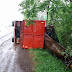 Caminhão tomba em desnível da BR-386
