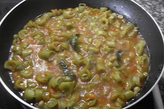 Haciendo el guiso de habas tiernas y carne.