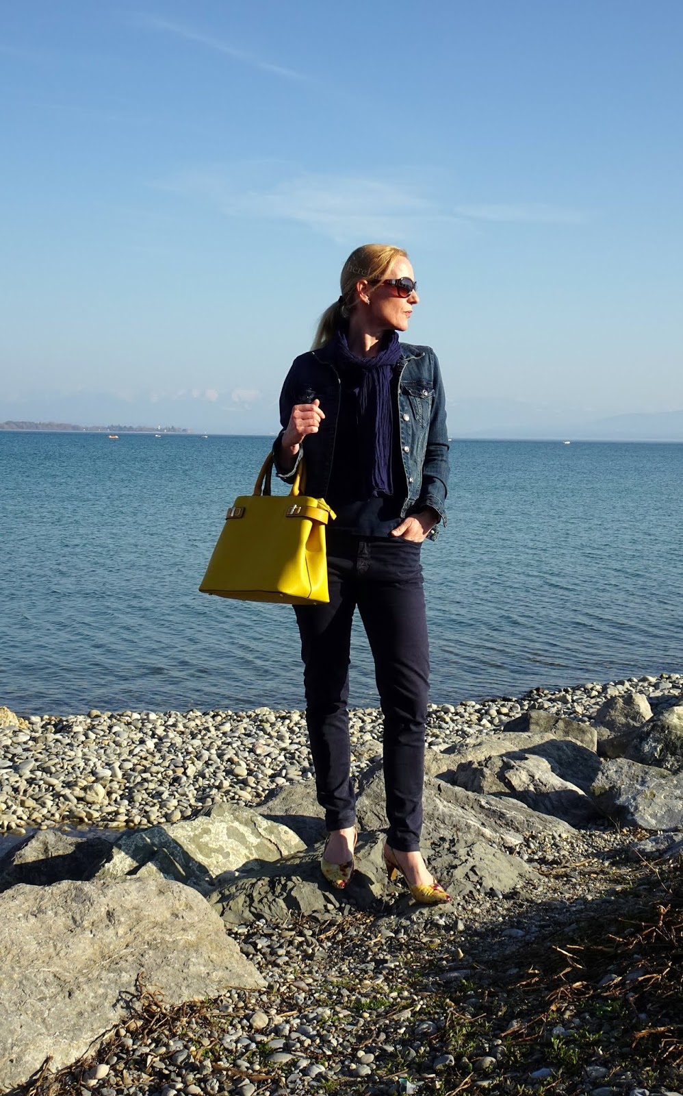 Und Gelber Mit In Outfit Dunkelblau Schuhen Tasche Gelben T3l5uFKc1J