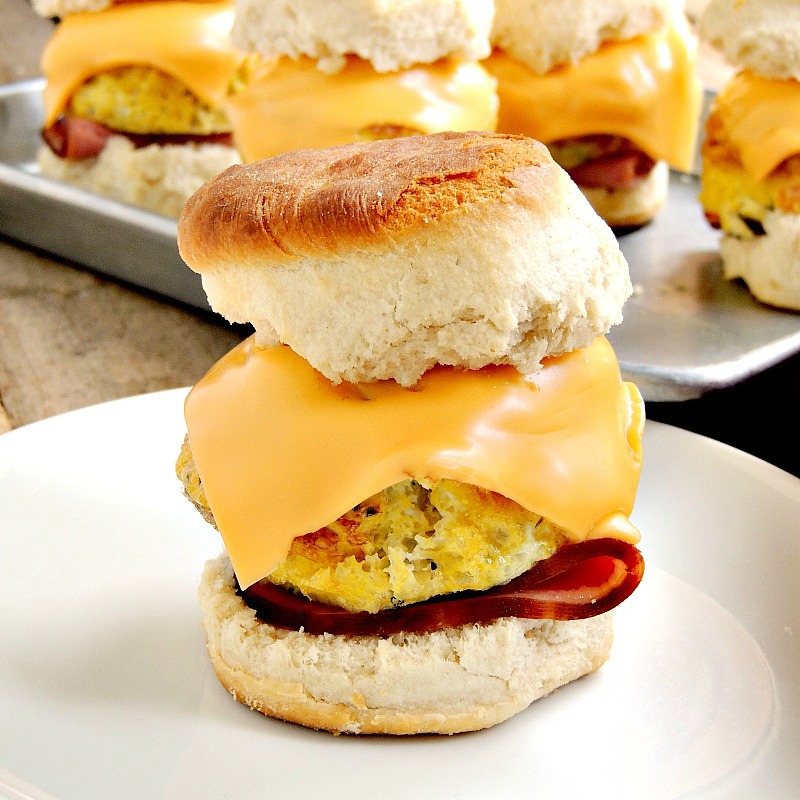 Quick, easy, and kid friendly, these Mile High Denver Omelet Biscuits are sure to be a crowd pleaser from www.bobbiskozykitchen.com