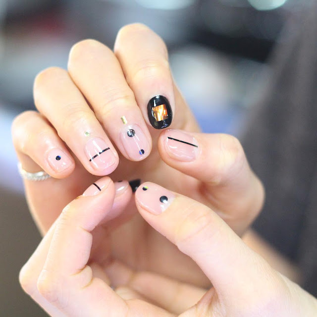 Shadow Nails: a nail art que deixa as cutículas decoradas Efeito de shadow nails dá cara moderna e minimalista para as unhas e é perfeita para um evento mais despojado como um festival de música ou uma
