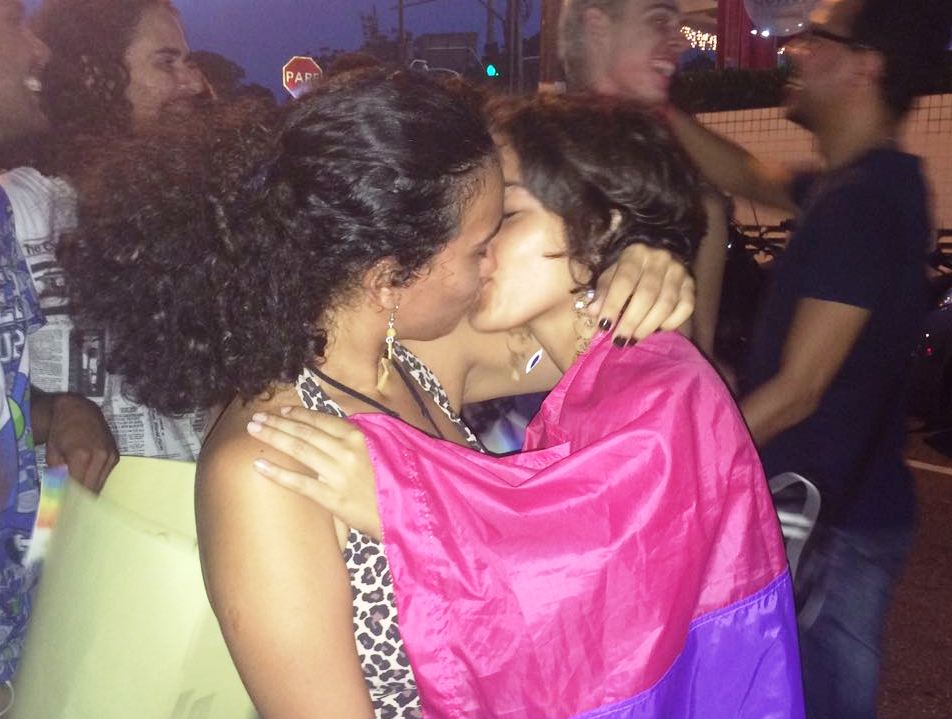 Hamburgueria tem protesto com 'beijaço LGBT' contra dono homofóbico em SP Hamburgueria tem protesto com 'beijaço LGBT' contra dono homofóbico em SP