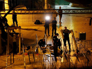 Israel tira detectores de metal mas tensão continua Israel tira detectores de metal mas tensão continua