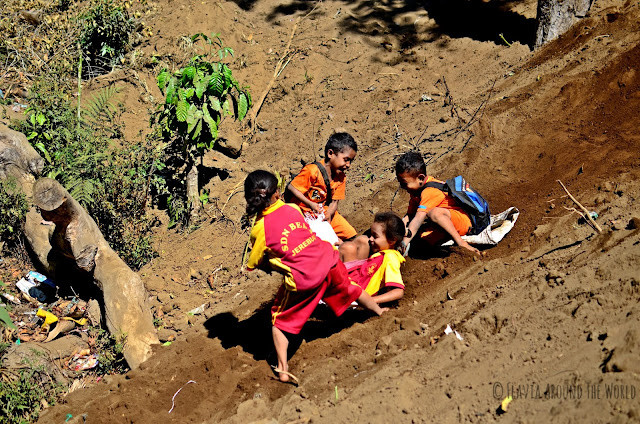Niños en Luba pasándoselo pipa Niños en Luba pasándoselo pipa, Flores, Indonesia