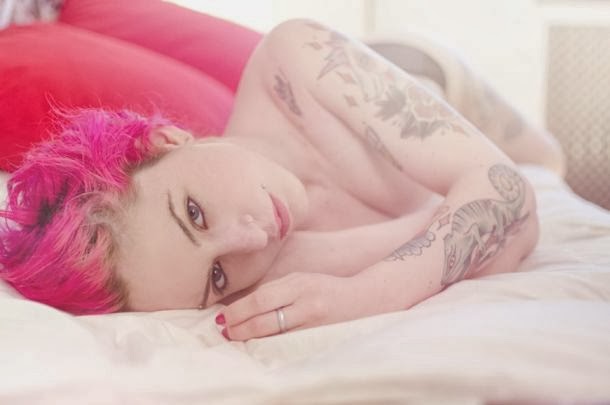 Miele Rancido nextdoormodel modelo alternativa nudez pelada cabelos rosas