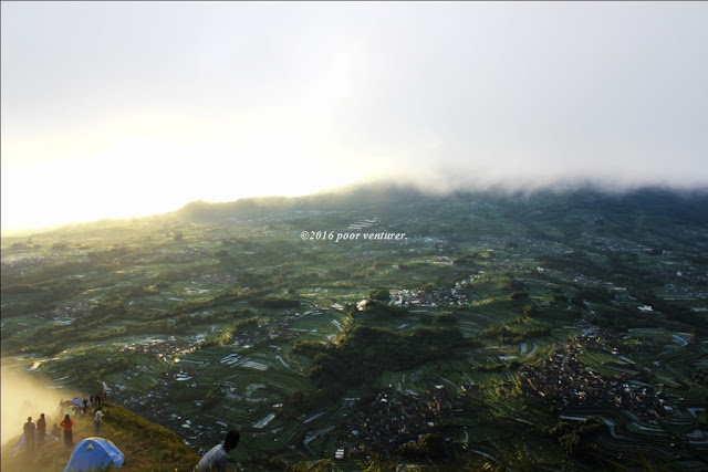 Gunung Andong, sunrise gunung andong, gunung andong magelang, gunung seribu tenda, golden sunrise gunung andong.