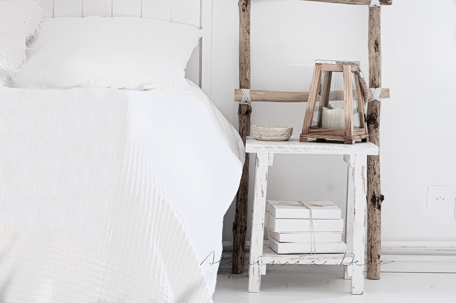 dormitorio blanco estilo nordico decoracion nordica bedroom white nordic style interiorismo barcelona interiorista mesita noche