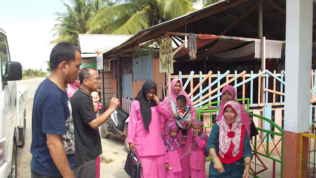 Tim penggerak literasi Inprasa, Kak Agus DS dan Kak Usep disambut Kepala Sekolah PAUD Intan Permata dan para guru