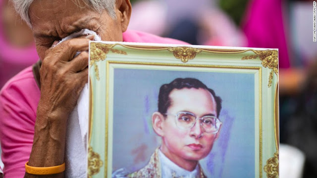 Salut! Raja Thailand Wafat, Ini Bentuk Kesetian Warganya