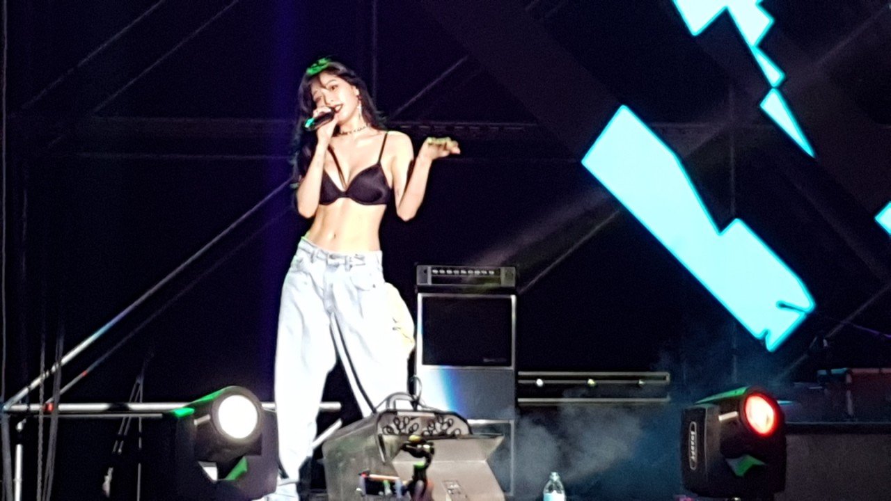[연예] [사진]         과감한 패왕 현아 클라스 -  와이드섬