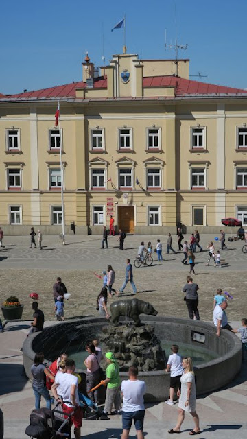 rynek-w-przemyslu pomnik niedźwiedzia na rynku w Przemyślu