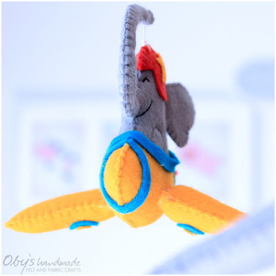 Giostra da culla con elefanti, aerei e sottomarini, realizzata a mano in feltro, Oby's Handmade