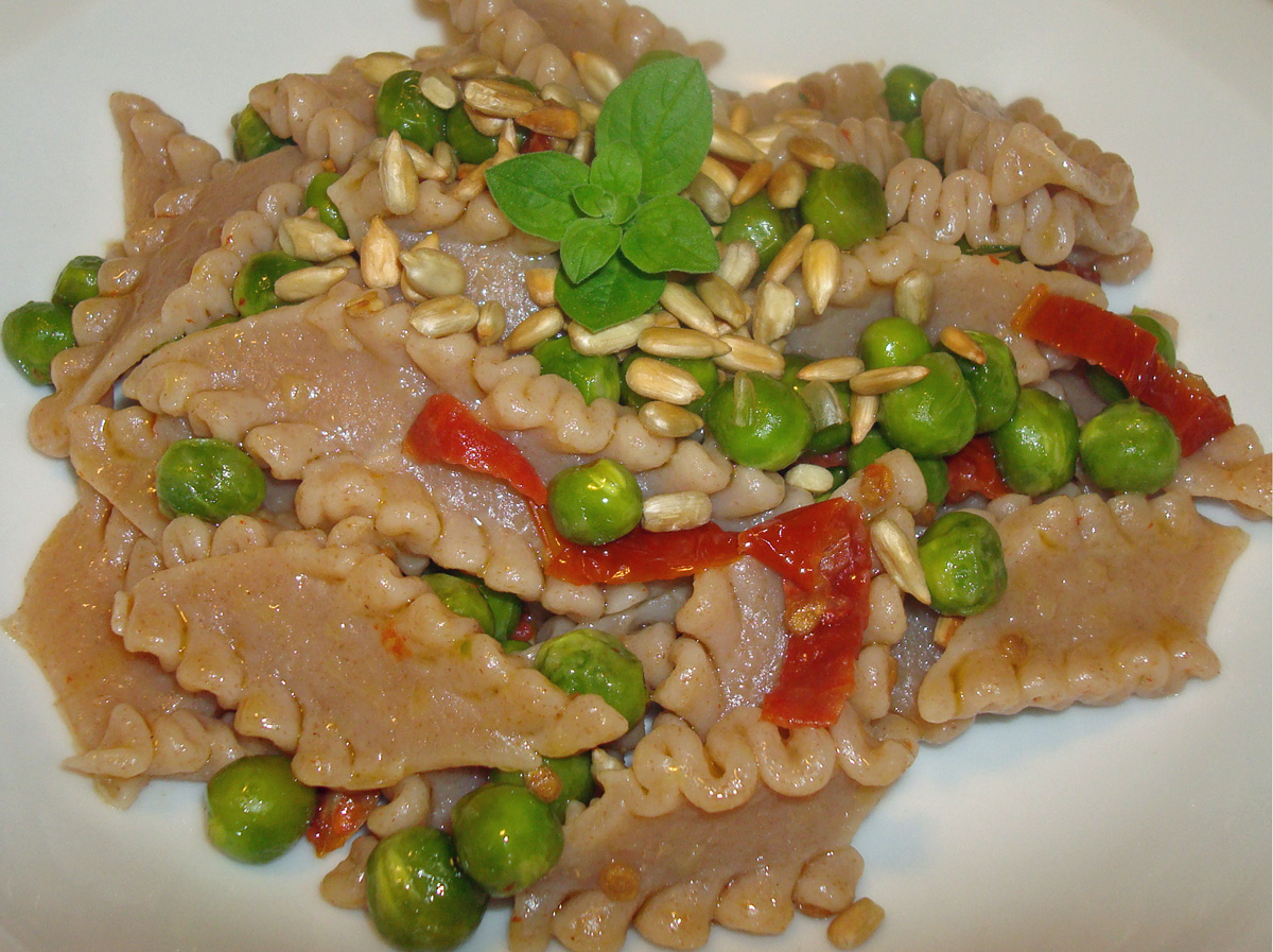 L'ELEGANZA DEL POLPO MAFALDINE DI FARRO CON PISELLI, POMODORINI SECCHI