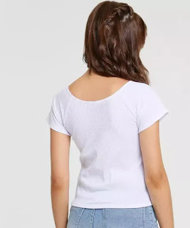 Moda Blusa Feminina Canelada Renda Manga Curta Existe peça mais curinga do que a blusa de manga curta? Extremamente democrática, todos nós temos mais de uma no nosso guarda roupa, seja ela lisa, com corte diferenciado ou estampada. Para combinar uma blusa estampada, use peças lisas e mais sóbrias. Se a estampa for somente frontal, a combinação perfeita é com saia midi ou calça jeans e tênis.