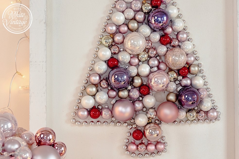 So bastelst du aus Kugeln einen zauberhaften Weihnachtsbaum DIY und