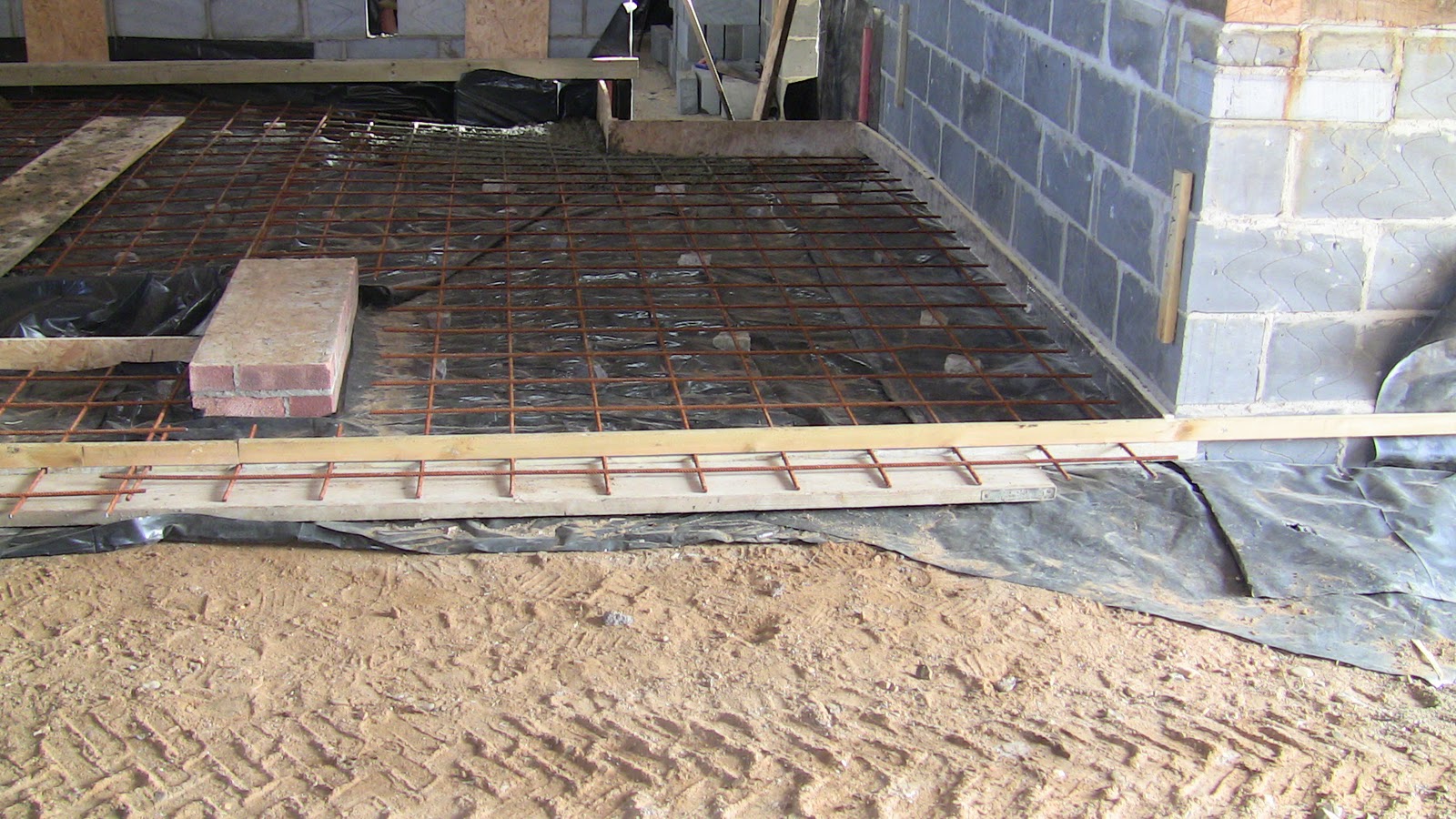 Армированная стяжка пола. Армирование стяжки фиброволокном. Цпс армированная сеткой. Нужно армировать стяжку. Цпс стяжка армированная.