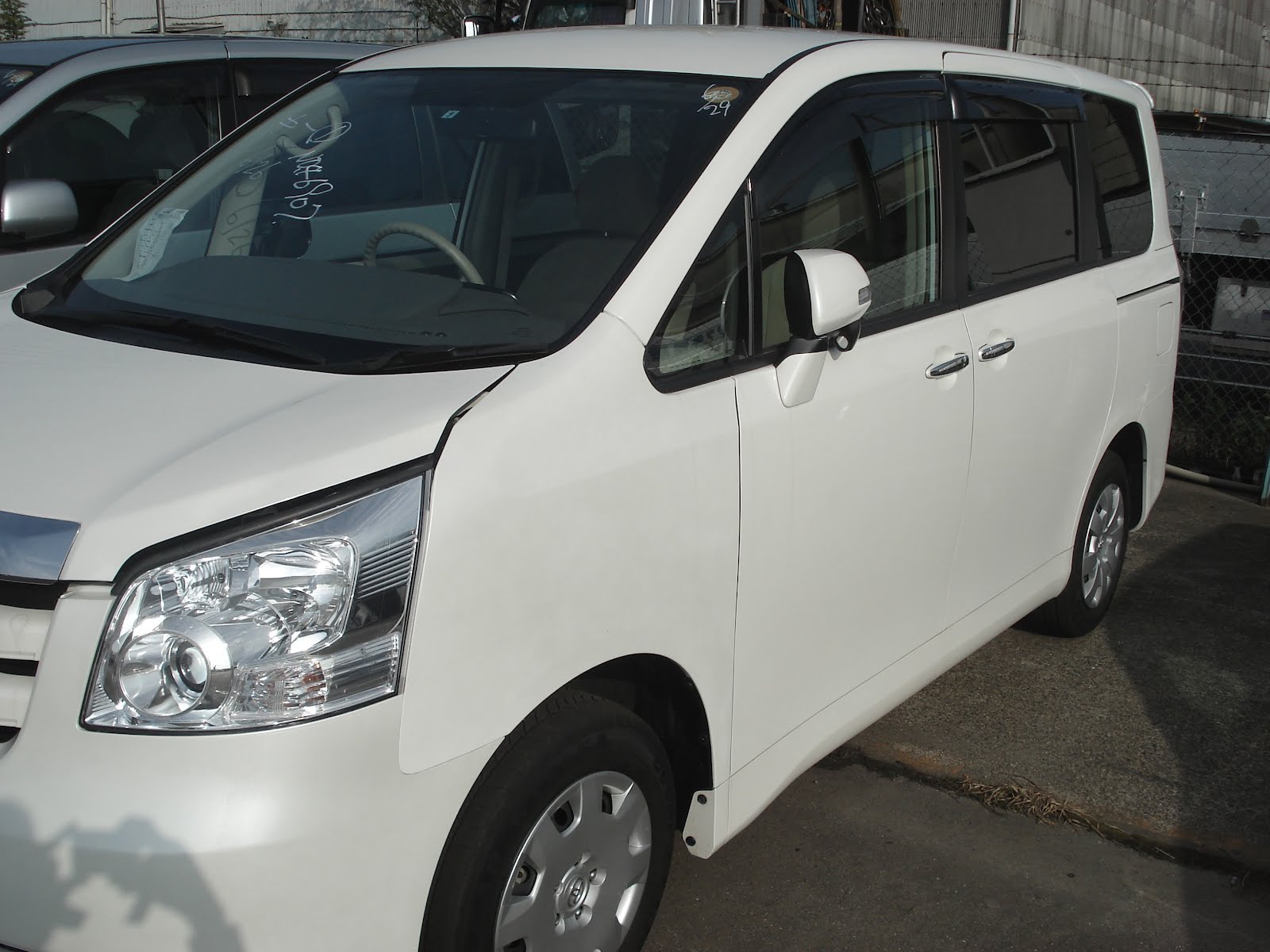 Белый toyota noah