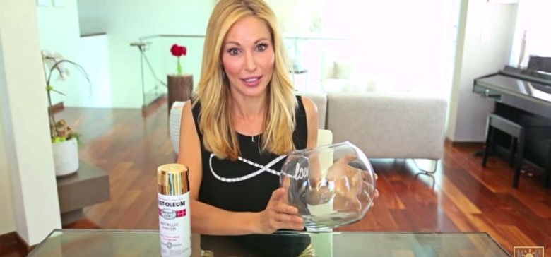 How She Turns a Cheap Fish Bowl Into a Stunning Accent Piece for Her Living Room How She Turns a Cheap Fish Bowl Into a Stunning Accent Piece for Her Living Room