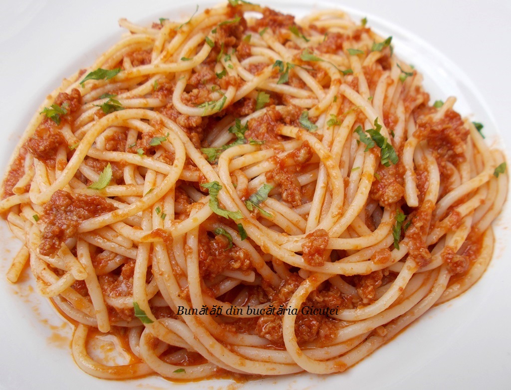 slide Straight canvas Spaghete cu sos de carne tocata - Bunătăți din bucătăria Gicuței