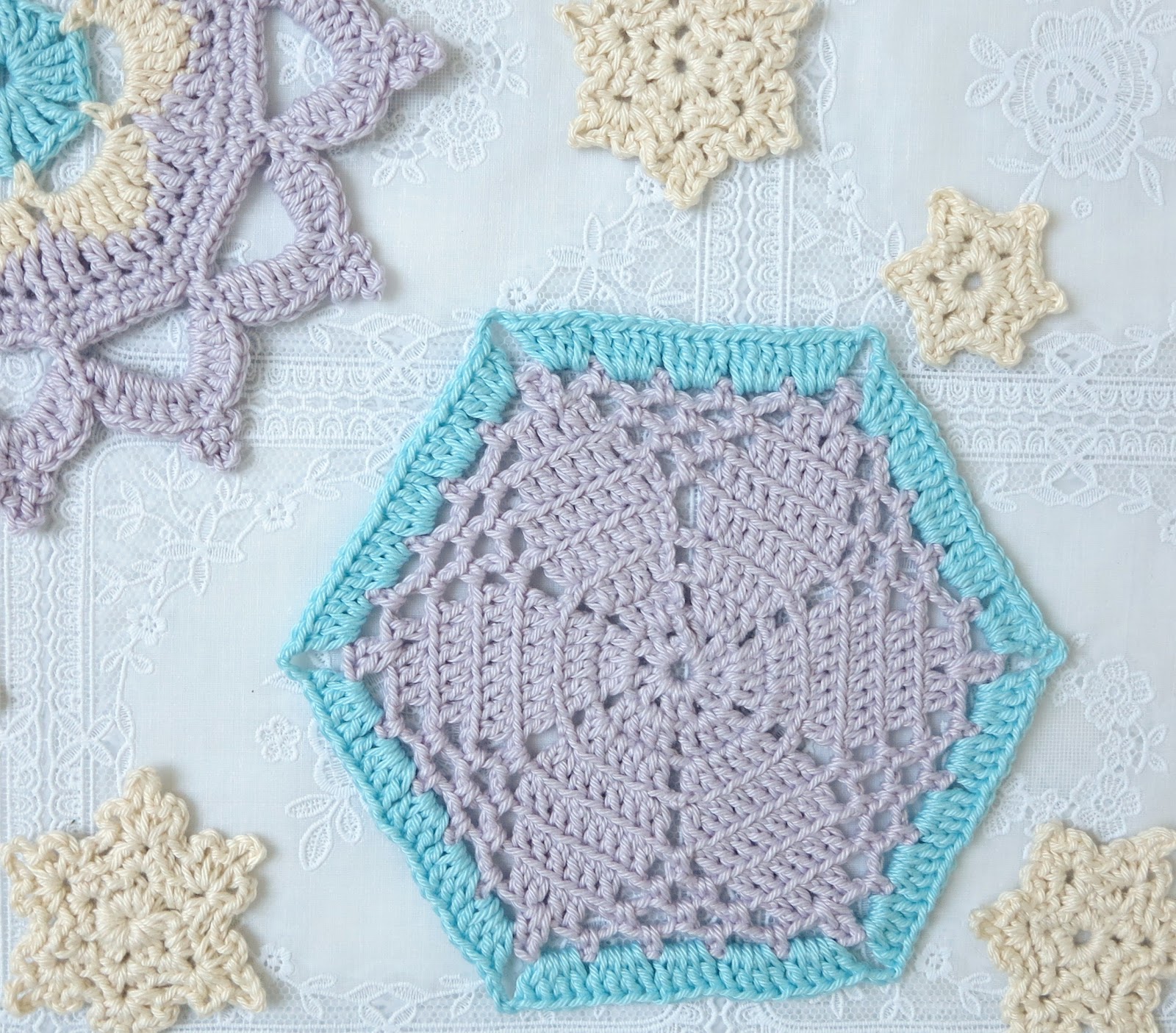 ByHaafner * crochet : It's snowing... Crochet snowflakes (and other stuff)