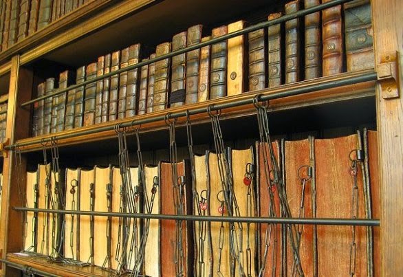 http://4.bp.blogspot.com/-dmGm_FJwFRM/VJwAnjFw4VI/AAAAAAAAKj4/FdDdOEV0Z3U/s1600/vatican_library_chained_books_58640_797636742.jpg