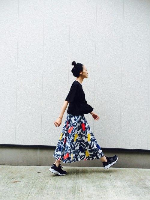 Váy maxi và giày sneakers - combo cực chất cho mùa th2u