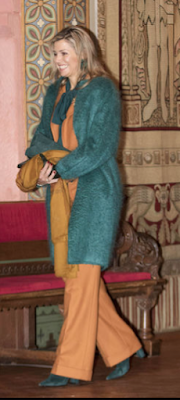 Manteau Natan / tailleur pantalon Claes Iversen / top Gucci / bottes Natan / pochette Natan