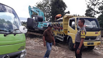 Bripka Lahema Imbau Sopir Truck Pengangkut Pasir Tutup Muatan dan Tidak Ugal-ugalan