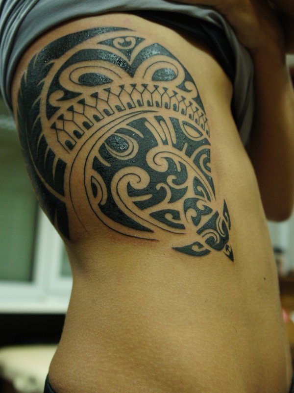Una chica con un tatuaje en las costillas maori