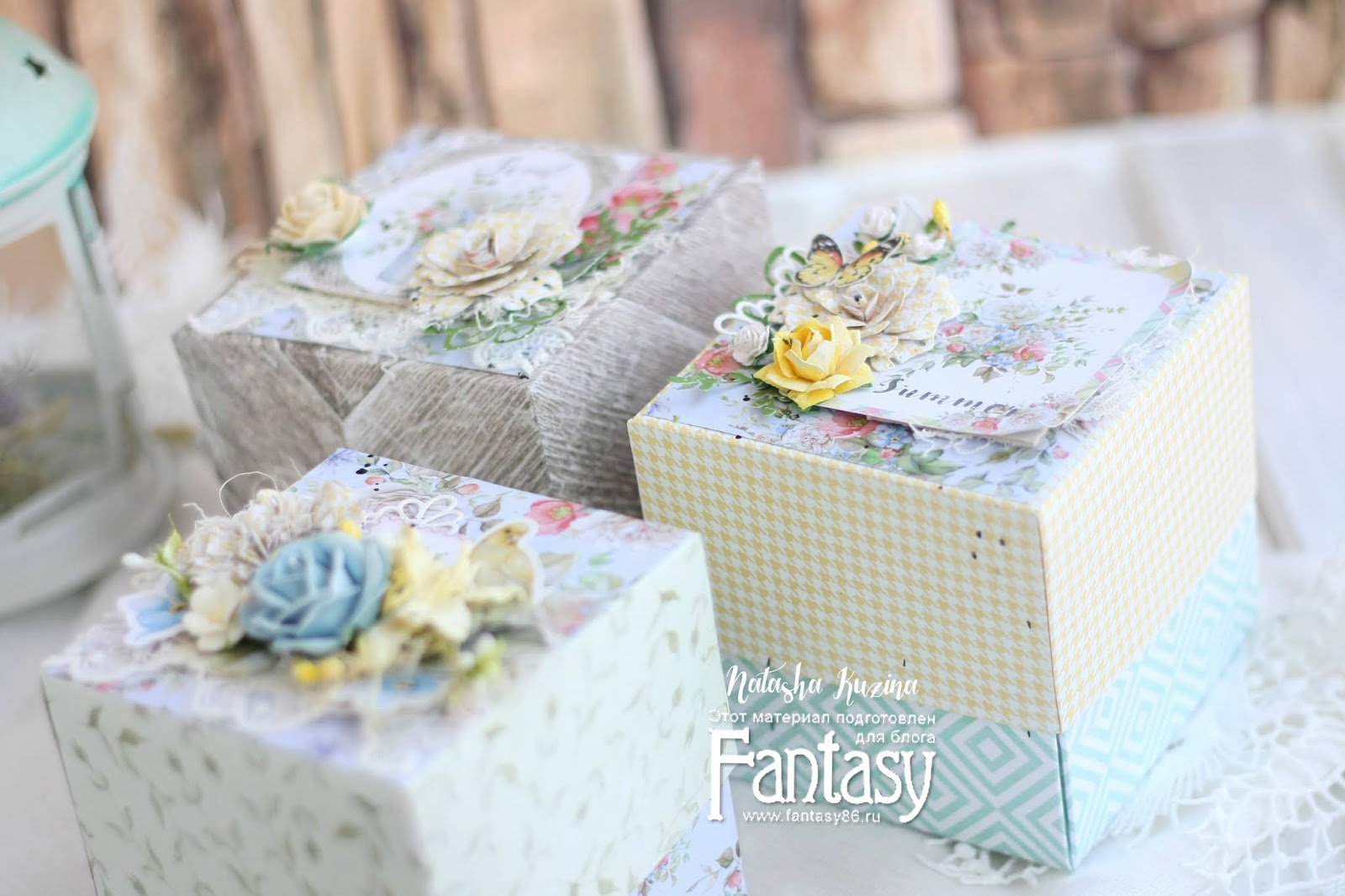 креативный фон весна. коробочка с мухоморами. летняя коробочка. летняя коробочка. летняя коробочка.