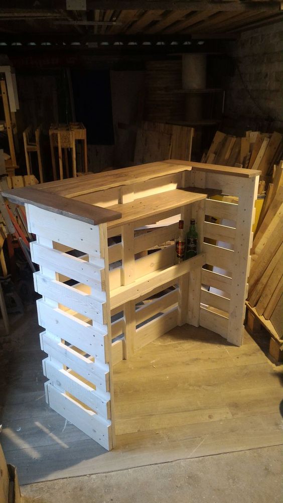 Barra de bar con palets de madera reciclados | Construccion y