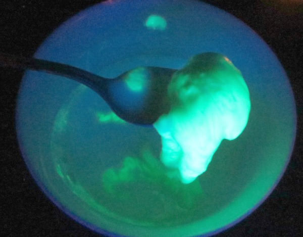 MAKE YOUR OWN BOUNCY BALLS that glow-in-the-dark! #bouncyballsdiy #bouncyball #howtomakebouncyballs #artsandcraftsforkids #craftsforkids #activitiesforkids #glowinthedark #glowinthedarkbouncyballs